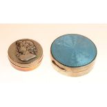 Edward VII silver pill box, the cover decorated in relief with the head of a lady, Birmingham