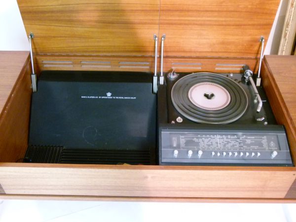 Bang & Olufsen Beomaster 900 teak cased stereogram, 129.5cm wide Condition: Please see extra - Image 2 of 8