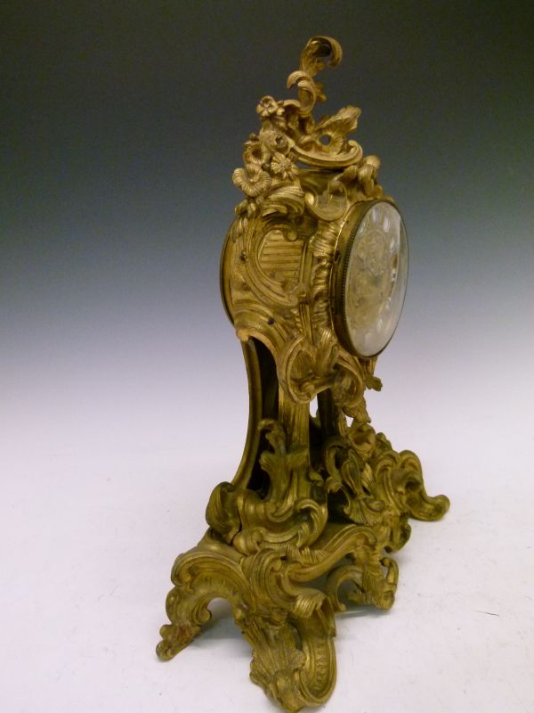 Early 20th Century French gilt spelter cased mantel clock, the rococo style case having allover - Image 4 of 6