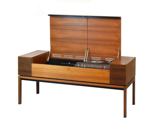 Bang & Olufsen Beomaster 900 teak cased stereogram, 129.5cm wide Condition: Please see extra