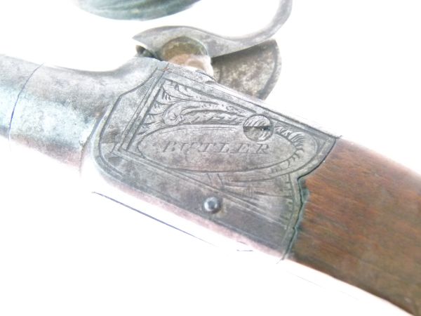 English box-lock percussion pistol with round turn-off barrel 14.5cm, engraved scroll work frame - Image 2 of 8