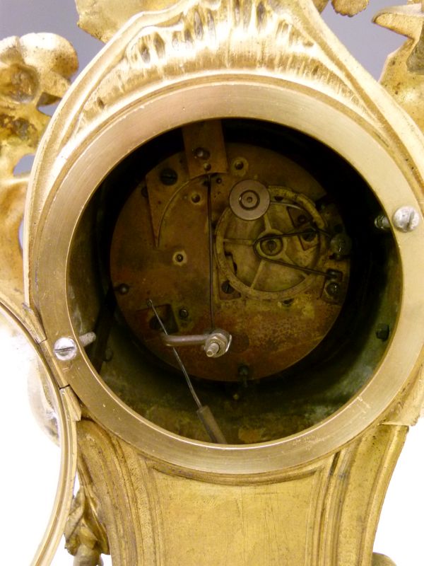 Early 20th Century French gilt spelter cased mantel clock, the rococo style case having allover - Image 6 of 6