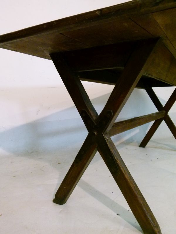 Antique oak rectangular top refectory style tavern table standing on an X frame base united by a - Image 4 of 8