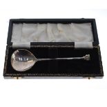 Elizabeth II silver seal end preserve spoon, London 1957, 1oz approx, cased Condition: