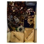 Quantity of various costume jewellery etc Condition: