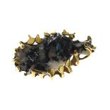 Yellow metal set mineral bar brooch, the irregular boulder within claw setting, stamped 9ct