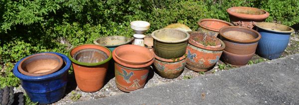 Selection of modern terracotta and other pottery garden planters, approximately eighteen in total