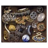 Quantity of various costume brooches Condition: