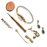 Small quantity of gold coloured and yellow metal jewellery etc Condition: