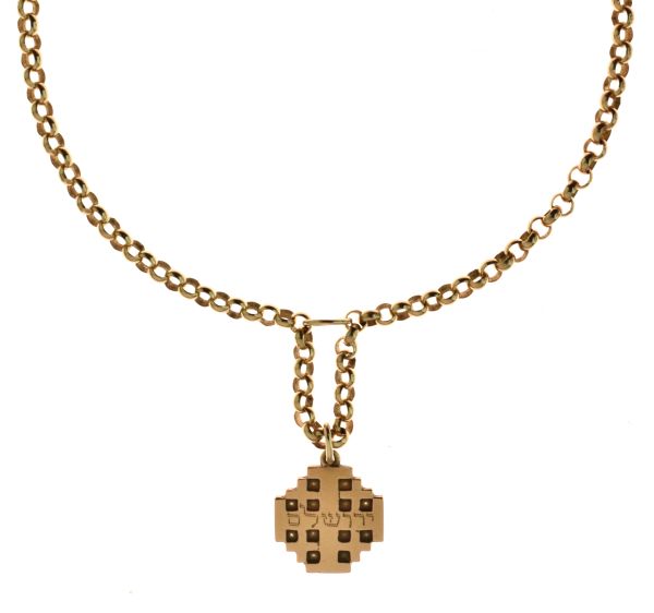 Jerusalem cross pendant, engraved with Hebrew to one side, on a 9ct gold round belcher link chain,
