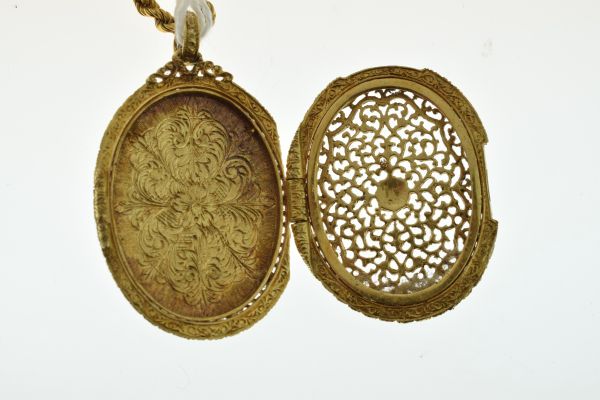 Gold diamond set locket, the brilliant cut of approximately 0.3 carats set to a pierced panel - Image 4 of 8