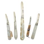 Four silver bladed fruit knives, 1891 - 1922, together with another small folding knife Condition: