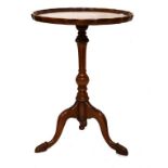 Mid 20th Century reproduction walnut pie-crust occasional tripod wine table by Reprodux Condition: