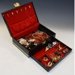 Quantity of costume jewellery in a jewellery box Condition: