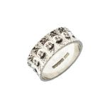 18ct white gold ring decorated with a full band of wheel-cut engraved flowerheads, size P½, 6.7g