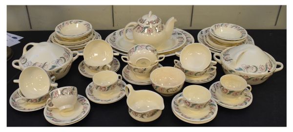 Susie Cooper Endon pattern tea and dinnerwares to include; oval platters, side, lunch and dinner