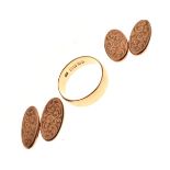 18ct gold wedding band, size W, 7.3g approx, together with a pair of engraved 9ct gold cufflinks,