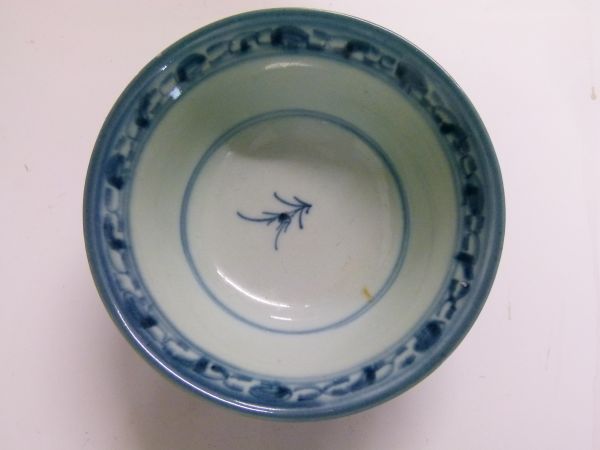 19th Century Chinese provincial porcelain bowl having blue and white painted stylised foliate - Image 7 of 8