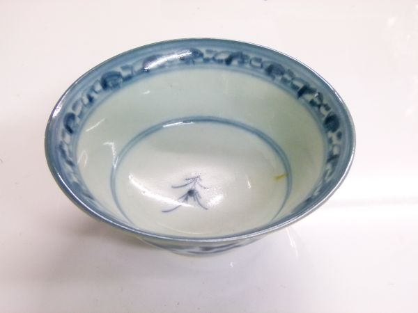 19th Century Chinese provincial porcelain bowl having blue and white painted stylised foliate - Image 2 of 8