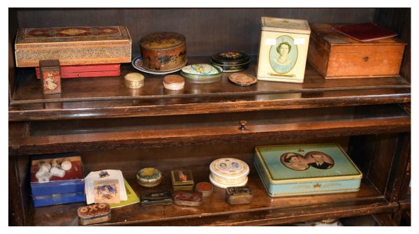 Collection of souvenir tins to include: Jacobs biscuits, souvenir tin for the Coronation of Queen