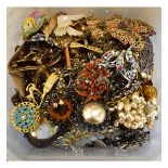 Quantity of various costume jewellery Condition: