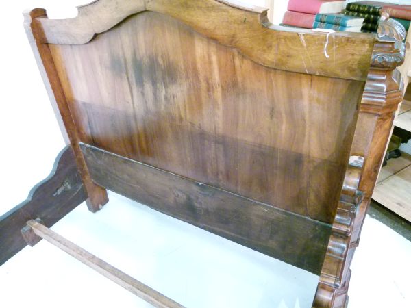 19th Century Continental walnut and figured walnut bedstead having carved decoration, overall - Image 3 of 6