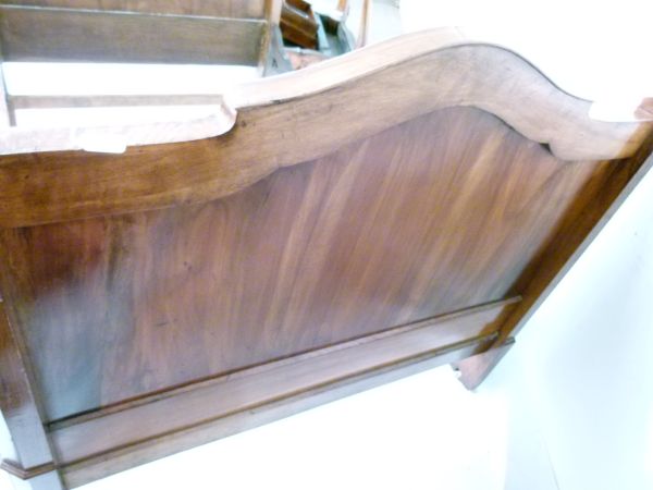 19th Century Continental walnut and figured walnut bedstead having carved decoration, overall - Image 4 of 6