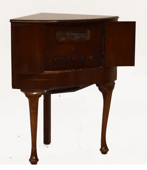 Marconi walnut cased corner floor standing radio, raised on front cabriole supports Condition: