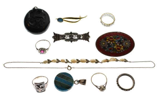 Assorted jewellery to include; rings, bar brooches, oval mosaic brooch, jet-style oval locket etc