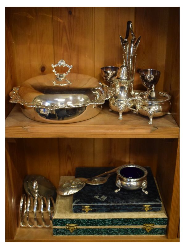 Assorted plated wares to include; egg cruet, toast rack, dish and cover, cruet set, cased flatware