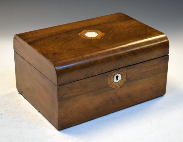 Victorian figured walnut trinket box Condition: