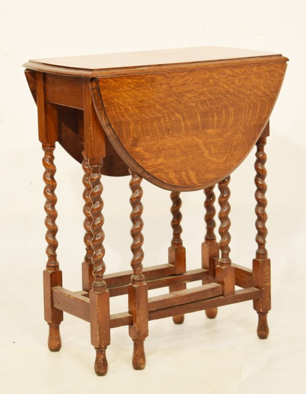 Small early 20th Century oak gateleg table with moulded top on barley sugar twist supports