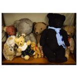 Quantity of mainly mid 20th Century teddy bears Condition: