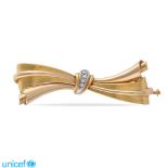 18kt yellow and white gold ribbon brooch 1940/50ies peso 15 gr.