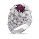 18kt white gold ring with ruby 1950/60ies peso 13 gr.