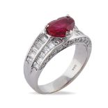 18kt white gold ring with heart shaped ruby peso 5,6 gr.