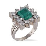 18kt white gold ring with emerald 1950/60ies peso 10 gr.