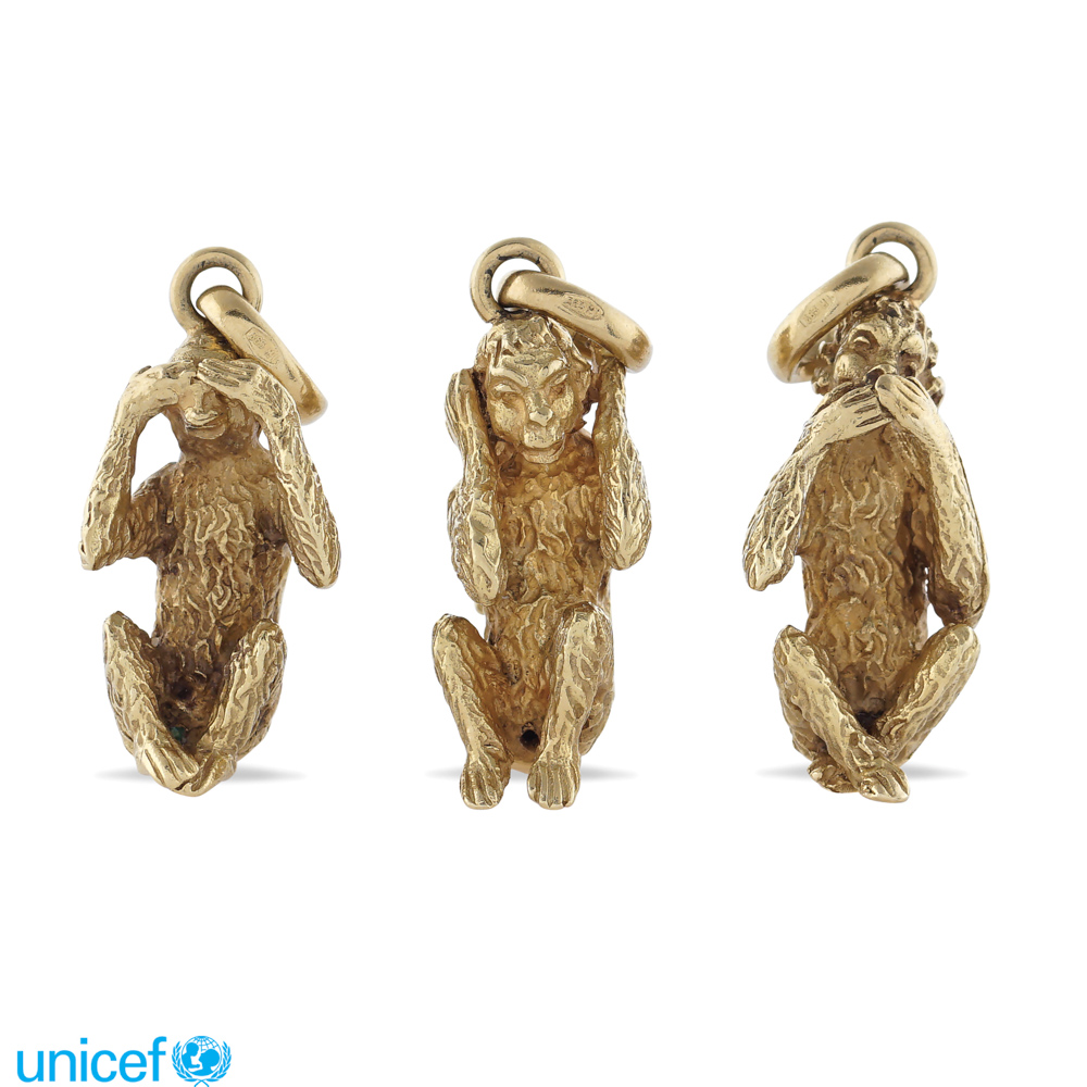 Three 18kt gold pendant monkeys peso 27 gr.