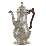 Silver coffeepot London, George III age, 1773 peso 914 gr.