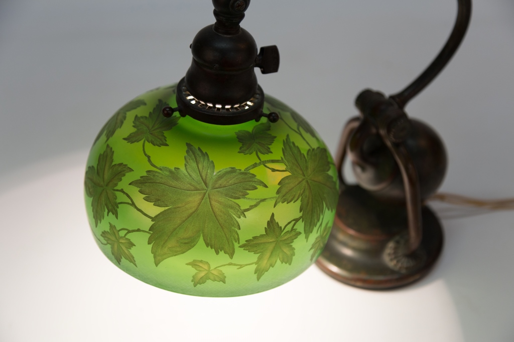Tiffany Studios NY Counter Balance Lamp with Intaglio Carved Shade. Engraved green iridescent shade, - Image 5 of 6