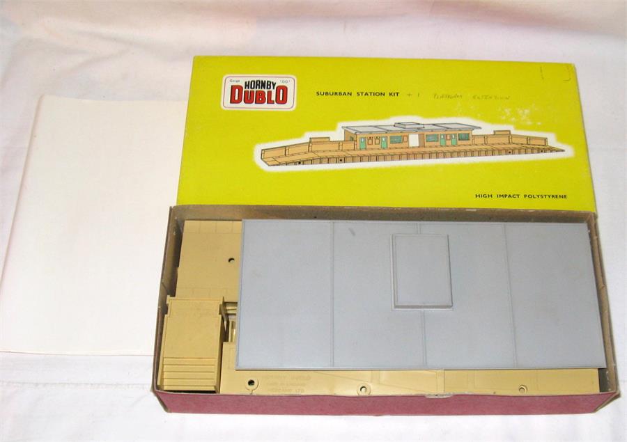 HORNBY DUBLO 5085 Kit Suburban Station with an additional 5086 Platform Extension and 5087 Fence