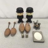Two Homepride men, shoe trees, a picture frame and a cruet set.