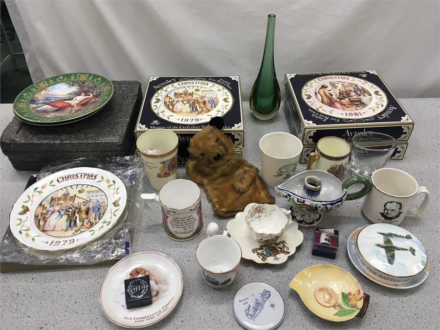 A quantity of collectable china cups and plates by Aynsley.