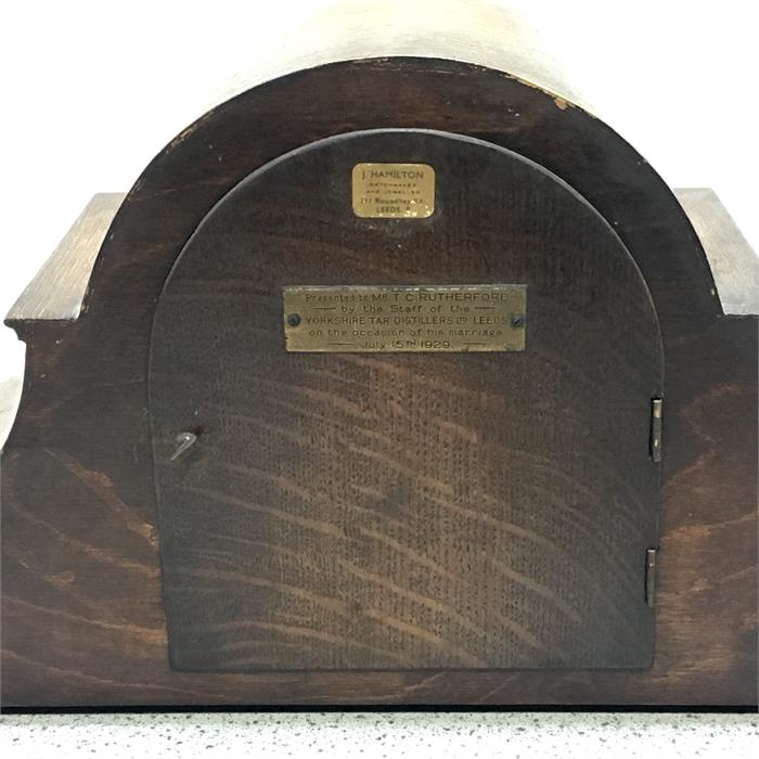 A Smith’s alarm clock together with a mantle clock which includes a key. - Image 3 of 3