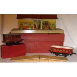 HORNBY 0 Gauge Station and 2 x Wagons - No 3 Station c 1939. Excellent with Ramps in a Fair Plus