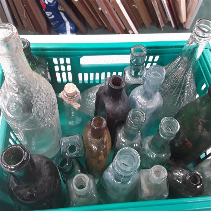 A box of glassware to include advertising bottles. - Bild 2 aus 2