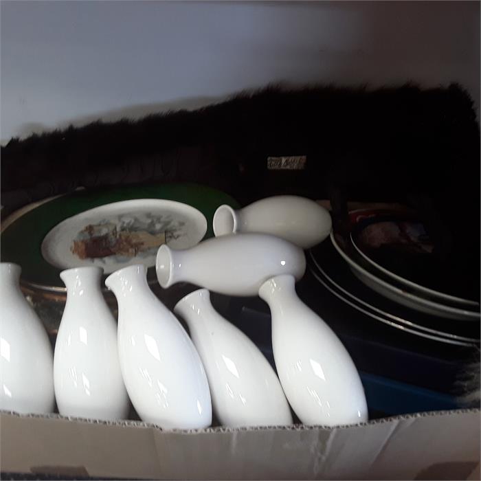 A box of various item's to include vases decorative plates, a stole and record's. - Bild 2 aus 2