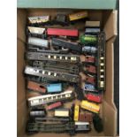 Quantity of Hornby and Triang rolling stock, includes four Pullman coaches (two missing bogies).