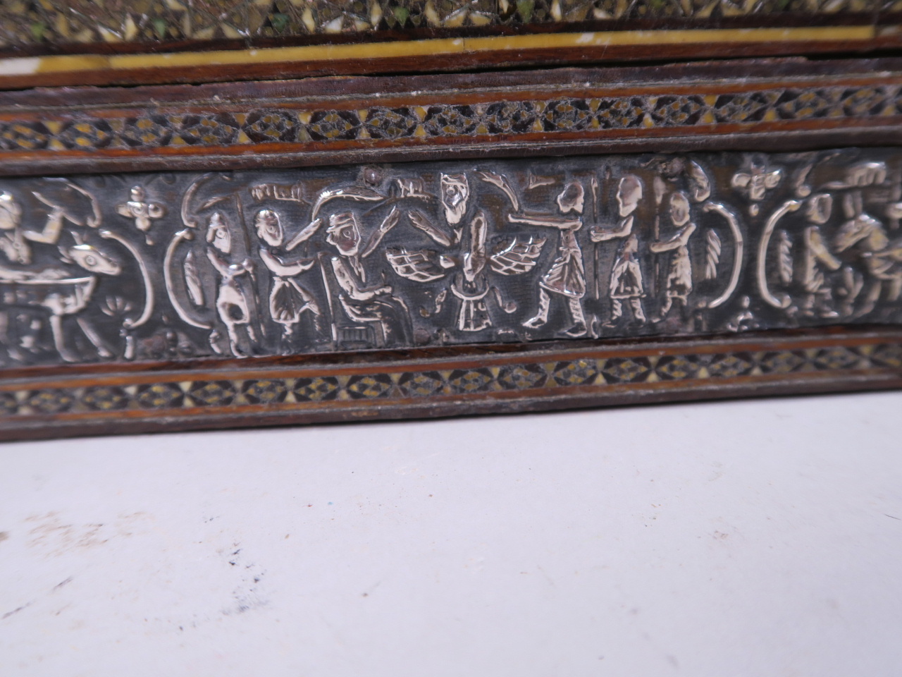 A pair of antique Indo-Persian cigarette boxes with silver plated panels embossed with many - Bild 4 aus 4