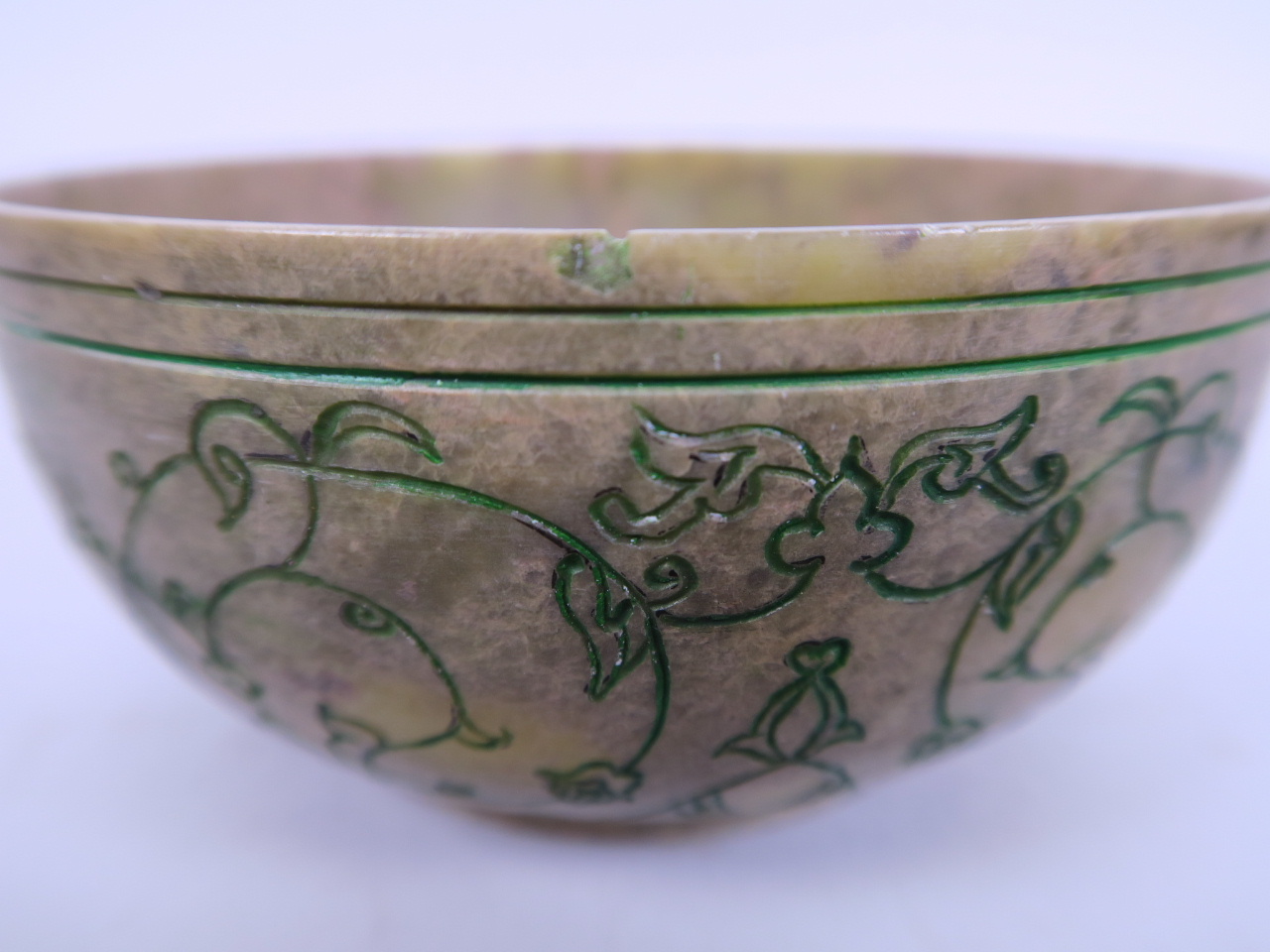 An Islamic soapstone bowl with green highlighted engraved decoration, 4½" diameter (chip to rim) - Bild 4 aus 4